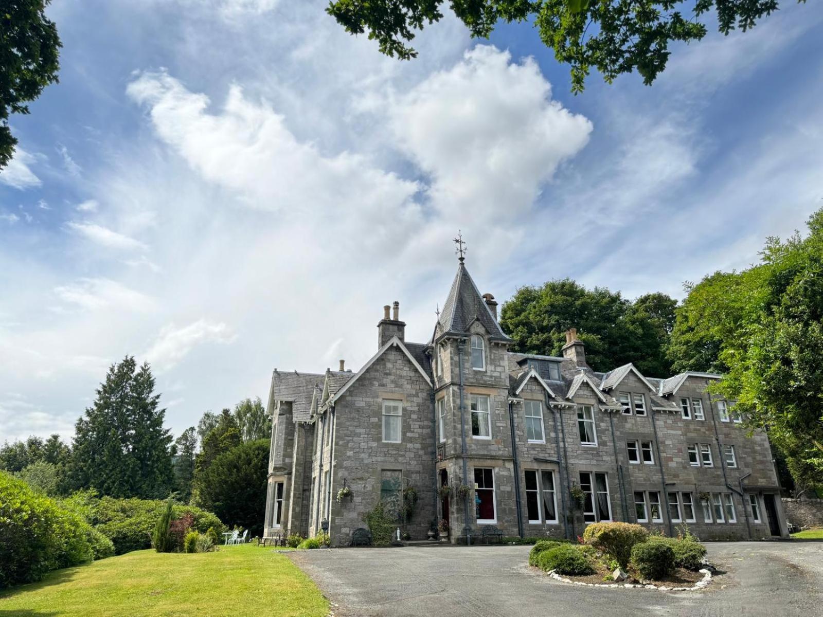 Wellwood Manor Hotel พิทลอครี ภายนอก รูปภาพ